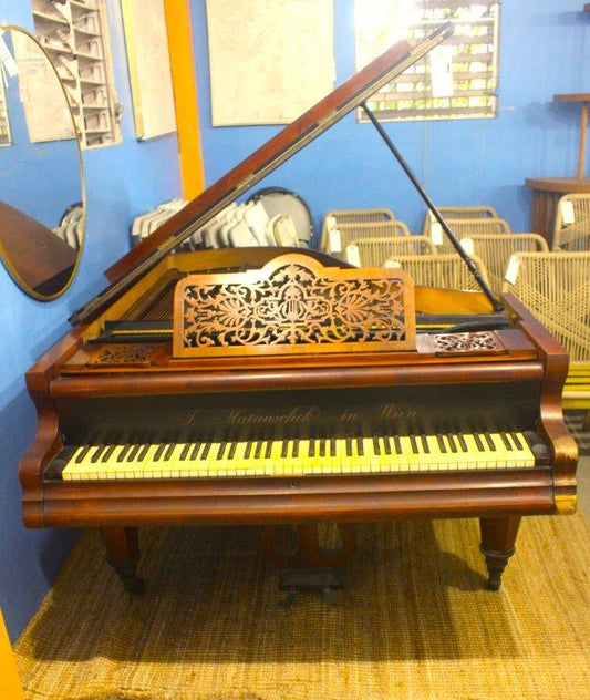 ANVANDS J. MATAUSHEK, VIENNA PIANO    BABY GRAND CON TECLAS DE MARFIL C.1885